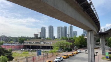 Mavi hat, tren yolu boyunca trenle ilerler tren yolu manzaralı ağaçlar yaz treni manzaralı Vancouver Canada 2023