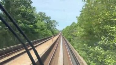 Mavi hat, tren yolu boyunca trenle ilerler tren yolu manzaralı ağaçlar yaz treni manzaralı Vancouver Canada 2023