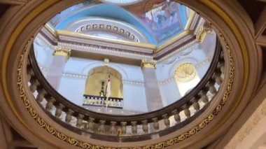 Parlamento binasının içinde birinci katın tavanında Vancouver Adası 'ndaki Victoria binasının içinde British Columbia Kanada 2023