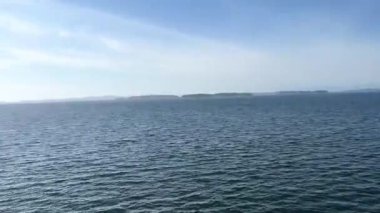 Vancouver 'dan B.C. Viktorya' nın başkentine feribot yolculuğu. İnsanlar okyanus manzaralı güverteler. Kanada 2023 iskelesini bekleyen insanlarla sosyalleşiyorlar.