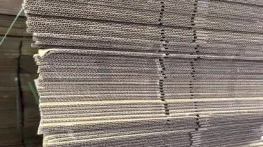 Farklı boyutlarda farklı karton kutular satan bir dükkan. Çok sayıda pahalı Vancouver Canada 2023.