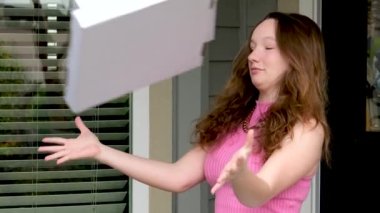 Berbat kuryeler örgü iğneleriyle dolu kutuları güzel bir kızın yüzüne fırlatıyorlar. Genç kız çarpıyor, kutuları deviriyor. Yetki alanına giriyor.