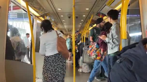 Skytrain Garis Biru Depan Seluruh Proses Dengan Orang Orang Kereta — Stok Video