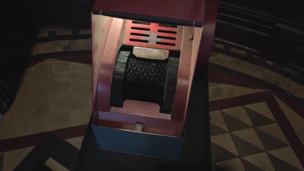 Eine Spezielle Maschine Zum Reinigen Von Schuhen Eingang Eisen Apparat — Stockvideo