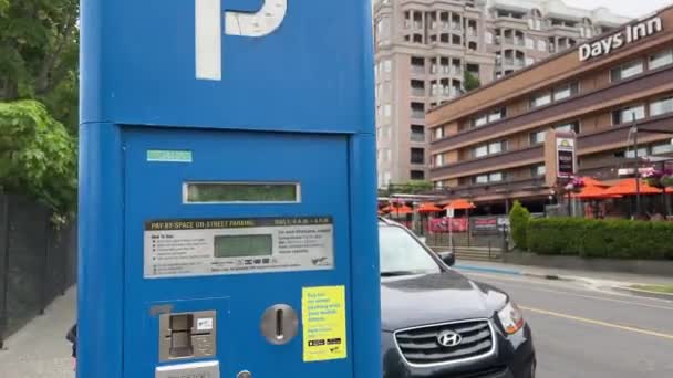 Fizetni Parkolásért Amerikai Közeledik Gép Kártyával Kezében Akar Fizetni Vancouver — Stock videók