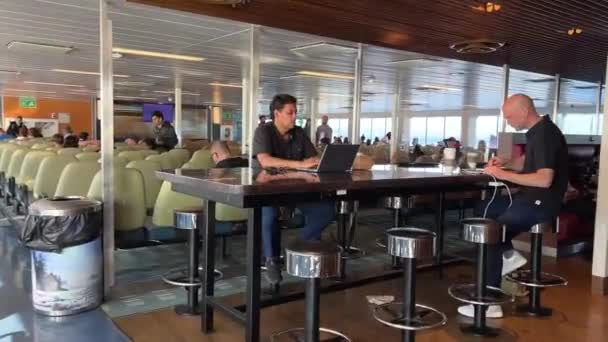 Viaje Ferry Desde Vancouver Capital Victoria Personas Habitaciones Cubiertas Vista — Vídeo de stock