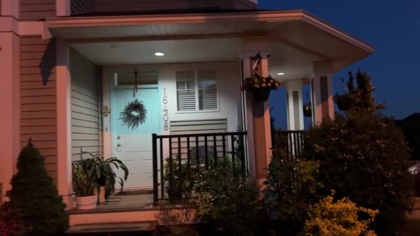 Νύχτα Ιδιωτικός Τομέας Σπίτι Είναι Διακοσμημένο Φώτα Στο Σκούρο Μπλε — Αρχείο Βίντεο