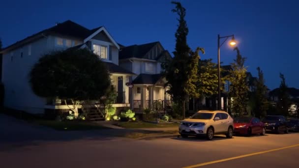 Gece Özel Sektör Koyu Mavi Gökyüzündeki Işıklarla Süslenmiş Surrey Vancouver — Stok video