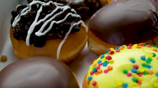 Belos Deliciosos Donuts Apetitosos Frescos Com Nozes Com Polvilhas Marrom — Vídeo de Stock