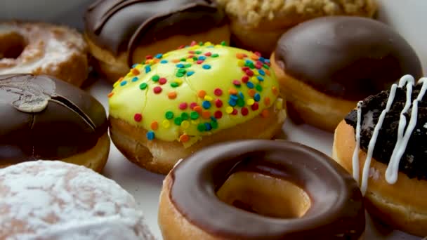 Belos Deliciosos Donuts Apetitosos Frescos Com Nozes Com Polvilhas Marrom — Vídeo de Stock