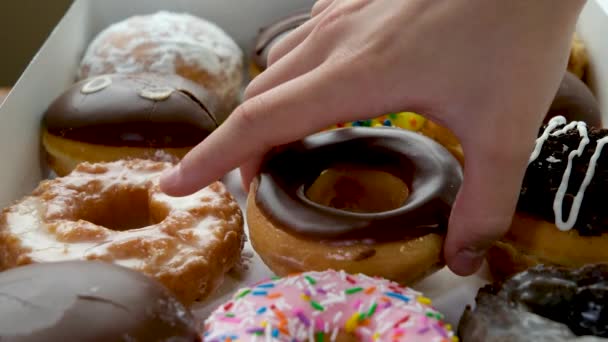 Положить Пончик Форме Коробки Вкусный Десерт Гостей Продажи Распределения Вкусной — стоковое видео