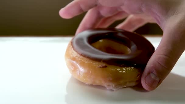 Colocar Donut Redondo Com Buraco Coberto Com Cobertura Chocolate Uma — Vídeo de Stock