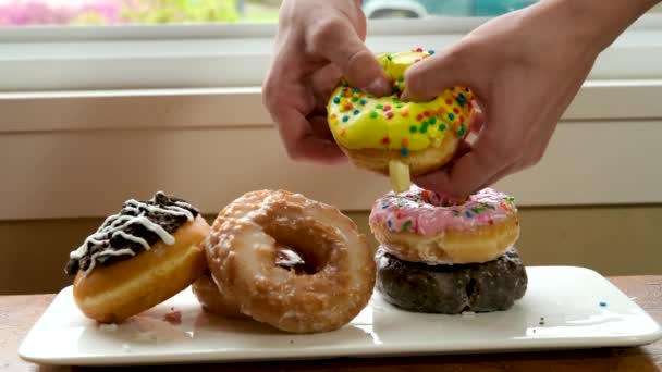 Manos Rompiendo Fresco Delicioso Apetitoso Donut Crema Que Fluye Ella — Vídeo de stock