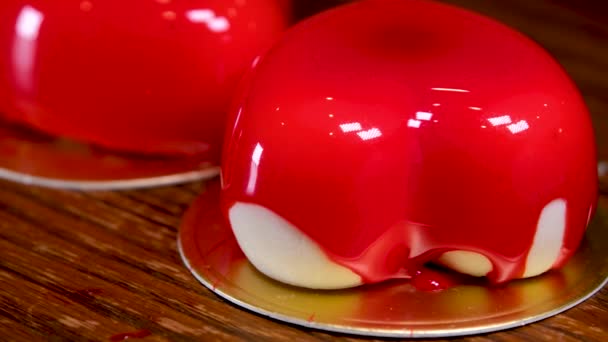 Kırmızı Jetle Parlak Bir Kalp Şeklinde Nefis Tatlı Kremalı Kekler — Stok video