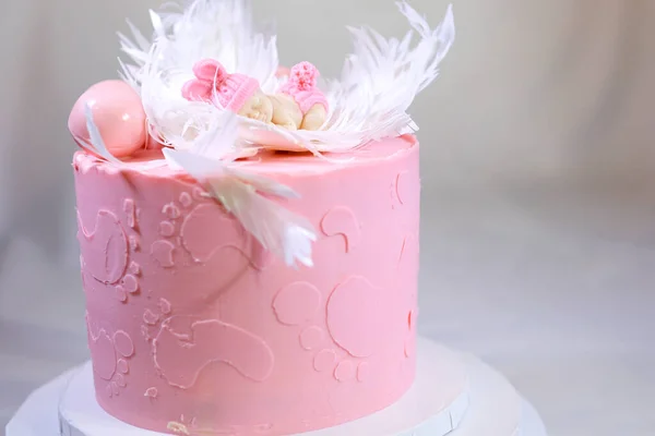为孩子的喜庆降生准备美味的粉红蛋糕装饰 甜点侧面印有洗礼腿的图案 — 图库照片