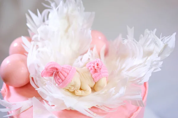 为孩子的喜庆降生准备美味的粉红蛋糕装饰 甜点侧面印有洗礼腿的图案 — 图库照片