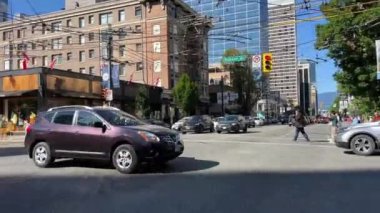 Vancouver caddesi trafik arabaları yoldan geçen insanlar trafik ışıkları Kanada bayrağı inşa eden Vancouver 2023