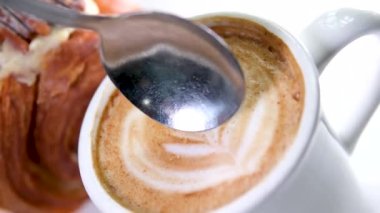 Sütlü latte ve taze pişmiş kruvasan. Vejetaryen kahvaltısı. Yüksek kalite 