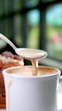 Sütlü latte ve taze pişmiş kruvasan. Vejetaryen kahvaltısı. Yüksek kalite 