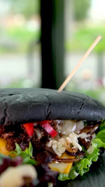 Peynirli Japon Siyah Burger Japonya Dan Siyah Ekmekli Çizburger — Stok video