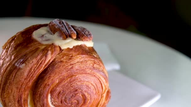 Nahaufnahme Eines Frischen Und Schmackhaften Croissants Das Auf Dem Weißen — Stockvideo