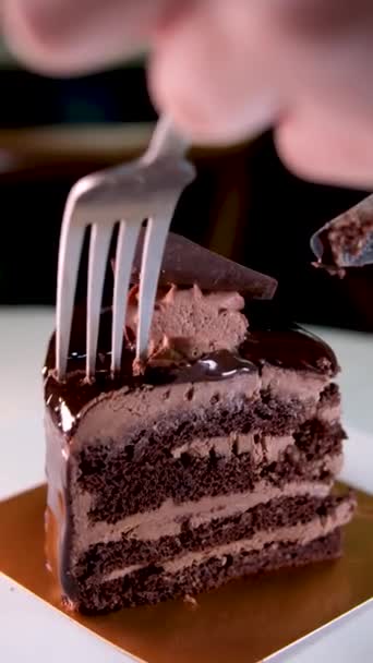 Dolce Brownie Torta Alla Crema Cioccolato Condita Con Cioccolato Bianco — Video Stock