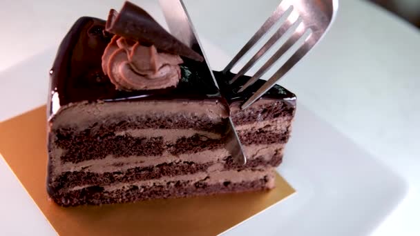 Söt Brownie Choklad Grädde Tårta Toppad Med Vit Choklad Och — Stockvideo