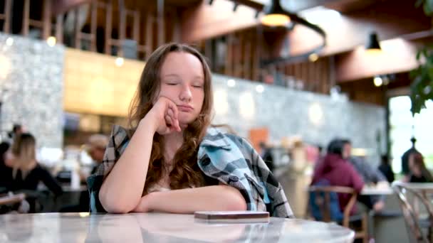 Молода Елегантна Жінка Брюнетка Сидить Сама Кафе Вечірній Час Висока — стокове відео