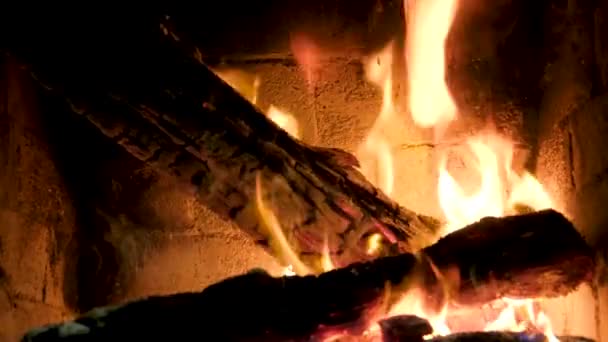 薪の丸太で暖炉を焼く クリスマス 旅行の概念 暖かい居心地の良い家 — ストック動画