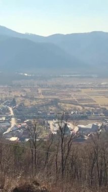 Ne yazık ki eski bir şatonun harabelerinde nakışlı bluz giyen Ukraynalı genç bir kız yok ve ne yazık ki etrafa bakıyor. Yüksek kalite 4k görüntü