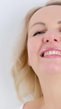 Hoş hayaller kuran hoş bir kadın. Düşünceli, yuvarlanan sesler uzanıyor. Kafası beyaz, gülümseyen, yüzünde bir gülümseme.
