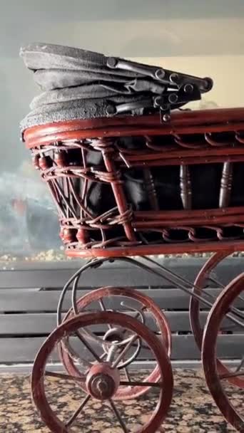 Wicker Pram Στο Φόντο Ενός Τζακιού Παιχνίδι Έργο Τέχνης Λεπτές — Αρχείο Βίντεο
