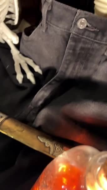 Squelette Est Assis Sur Une Chaise Oeil Inséré Regarde Par — Video