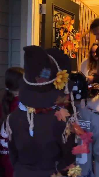 Privé Huis Surrey Canada Halloween Kinderen Komen Naar Het Huis — Stockvideo