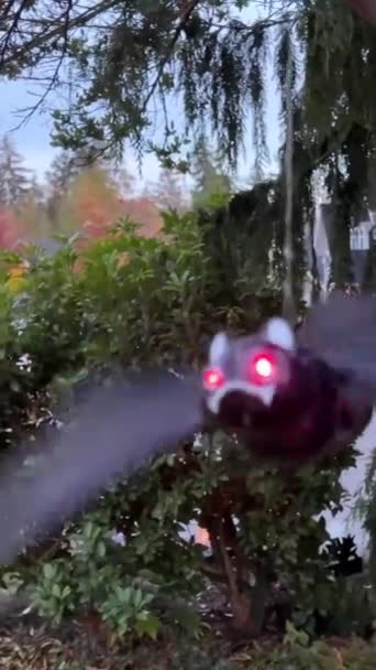 Zabawka Nietoperz Leci Pobliżu Drzewa Halloween Dekoracje Domu Ozdobione Różnych — Wideo stockowe