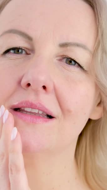 Feliz Mediana Edad Mujer Madura Tocando Piel Facial Mirando Cámara — Vídeos de Stock