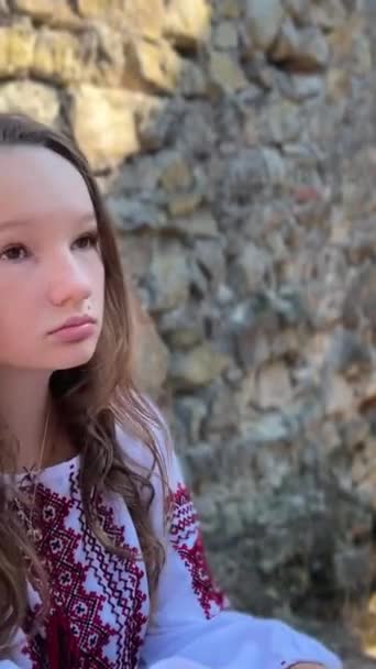 Nenhuma Guerra Ucraniana Jovem Uma Blusa Bordada Sobre Ruínas Castelo — Vídeo de Stock