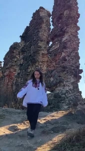 Żadna Wojna Ukraińska Młoda Dziewczyna Haftowanej Bluzce Ruinach Starego Zamku — Wideo stockowe