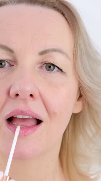 Kobieta Robi Sobie Makijaż Twarzy Maluje Usta Szminką Błyszczykiem Zbliżenie — Wideo stockowe