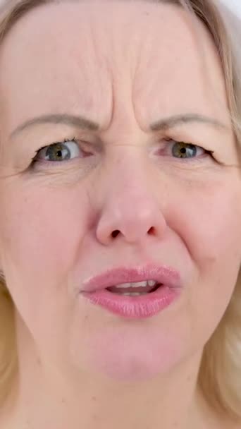Wütende Unzufriedene Wütende Frau Zeigt Hände Gehen Weg Achselzuckend Mit — Stockvideo