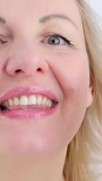 Gelukkige Vrouw Lacht Toont Duimen Omhoog Het Dragen Van Een — Stockvideo