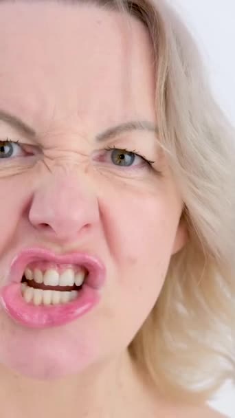 Образа Рота Повільний Рух Дівчина Будує Незадоволені Похмурі Губи Зуби — стокове відео