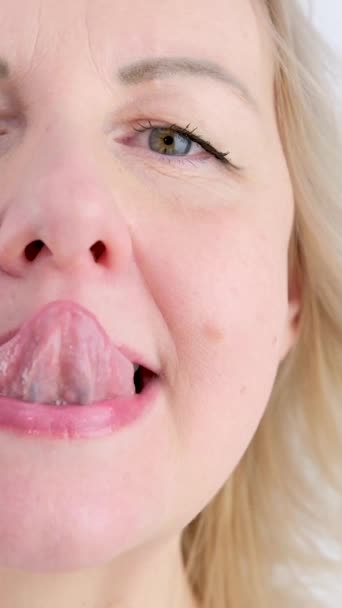 Dilini Çalıştıran Bir Kadın Burnuna Dilinin Ucuyla Uzanmaya Çalışır Dilini — Stok video