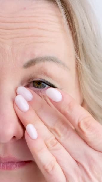 Massage Ögonlock Kvinna Masserar Försiktigt Sina Ögon Med Fingrarna Torka — Stockvideo