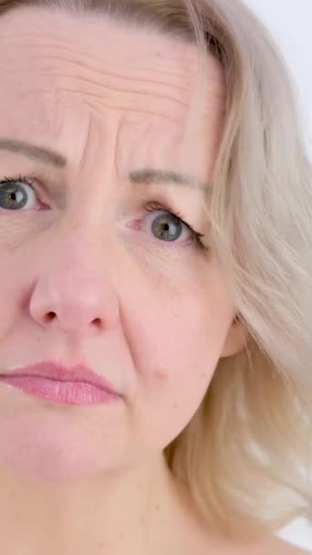 Ocultar Lágrimas Mujer Llora Tristemente Llorar Sin Lágrimas Suspiros Baja — Vídeos de Stock