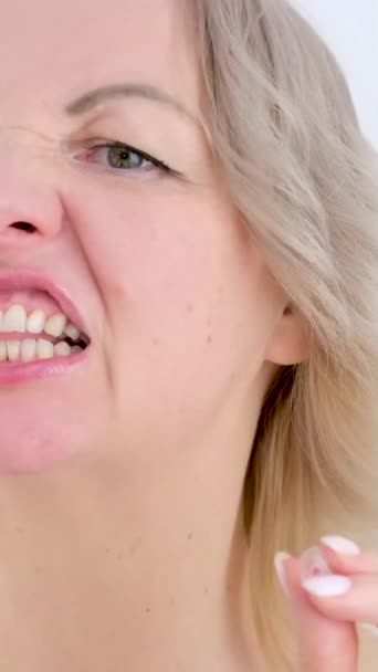 中年金发女人在刷牙和刷牙之间享受着刷牙的乐趣 照顾好自己的牙医女人 笑得像刚吃完饭的样子 — 图库视频影像