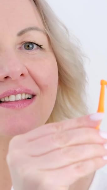 Γυναίκα Επιδεικνύει Νέα Πορτοκαλί Οδοντόβουρτσα Αφαιρεί Καπάκι Της Ειδικής Συσκευής — Αρχείο Βίντεο