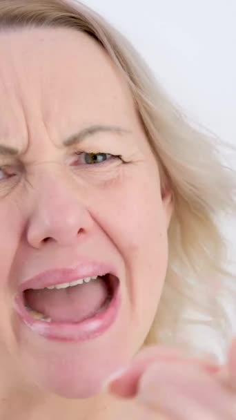 Perempuan Marah Dan Menjerit Frustrasi Wanita Pirang Menggoyangkan Jarinya Dan — Stok Video