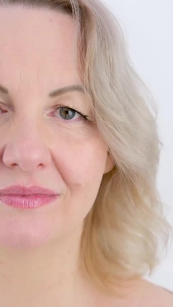 Närbild Woman Face Flicka Öppna Sin Vackra Blå Bländning Ögon — Stockvideo