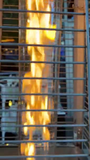 Zajímavé Okouzlující Pozadí Oheň Hořící Baňce Mřížemi Řetězy Pozadí Restaurace — Stock video